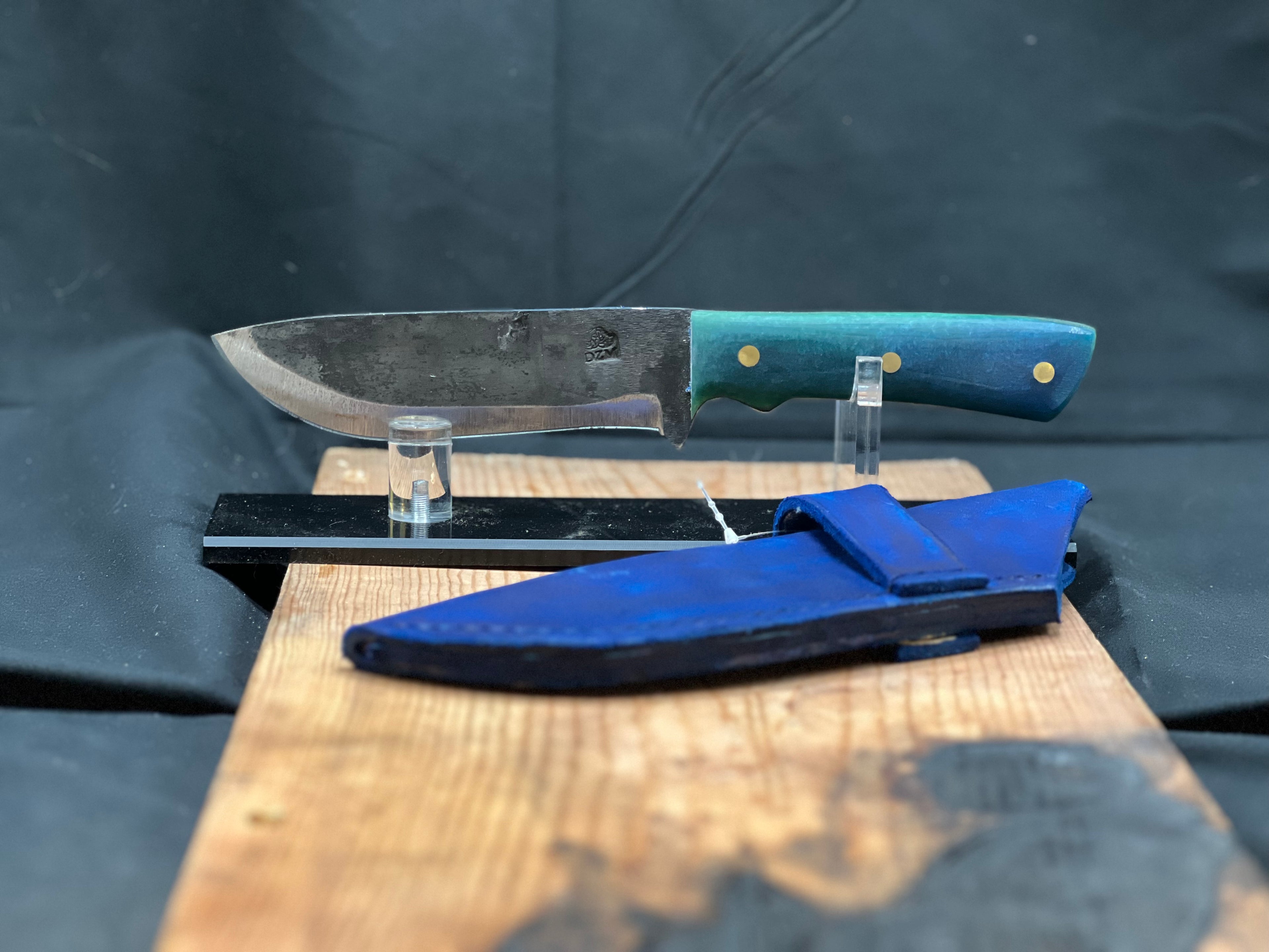 Medium size camp knife