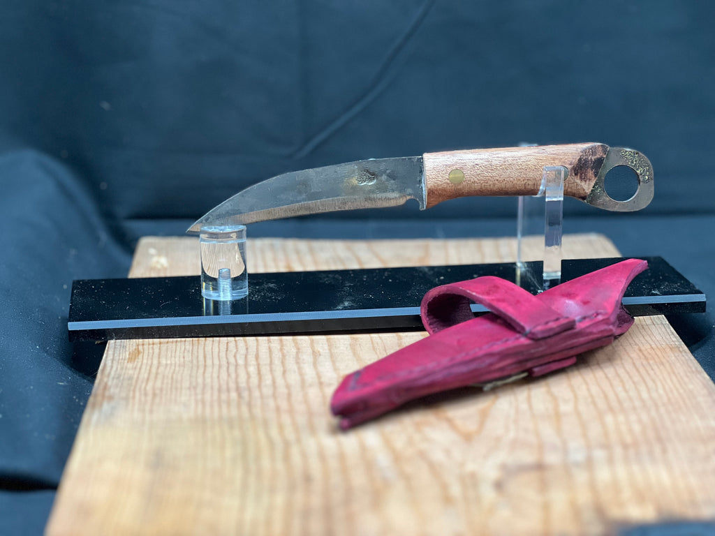 Karambit inspired knife