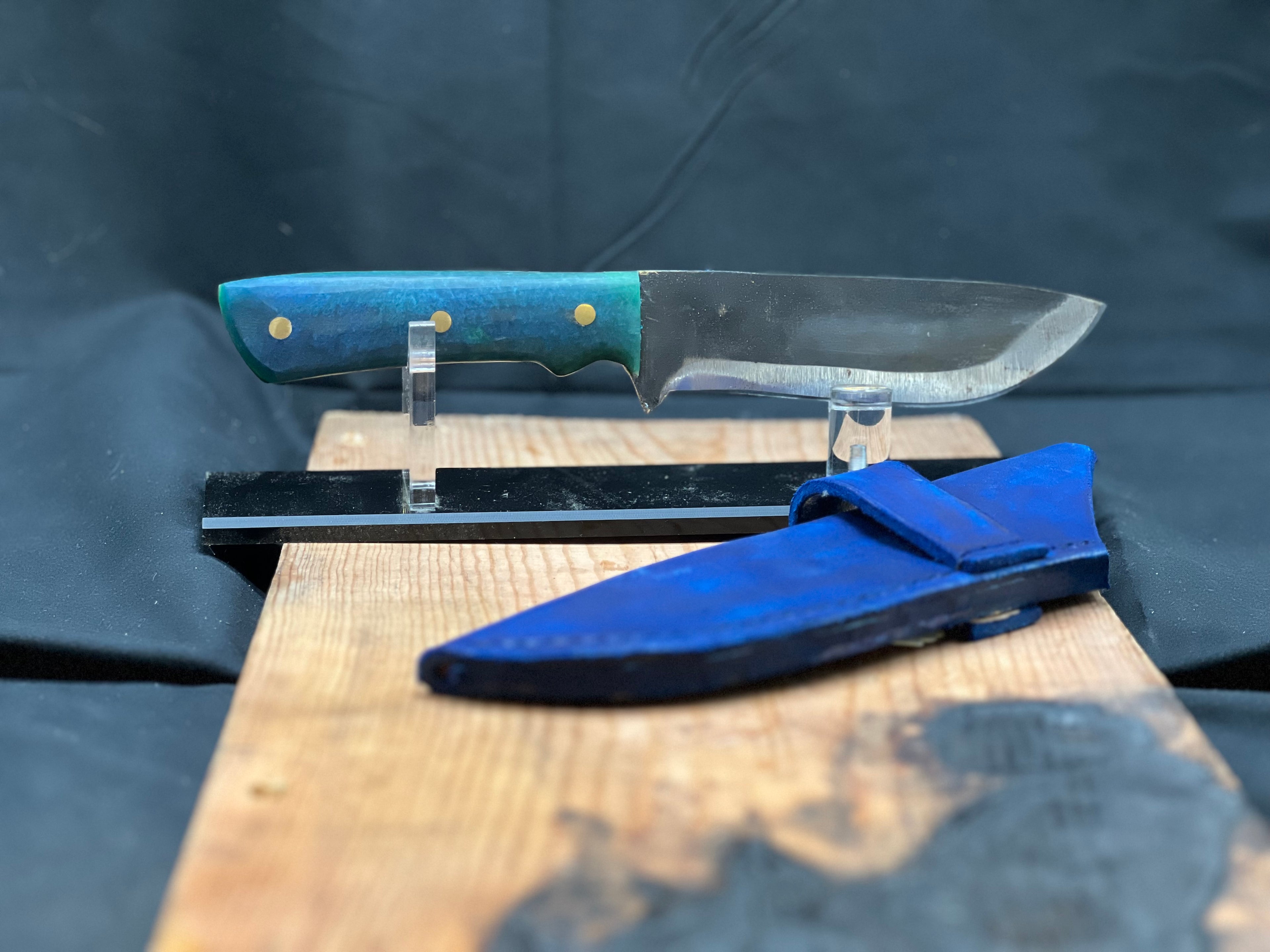 Medium size camp knife