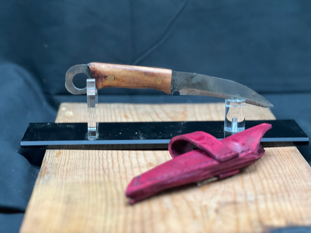 Karambit inspired knife